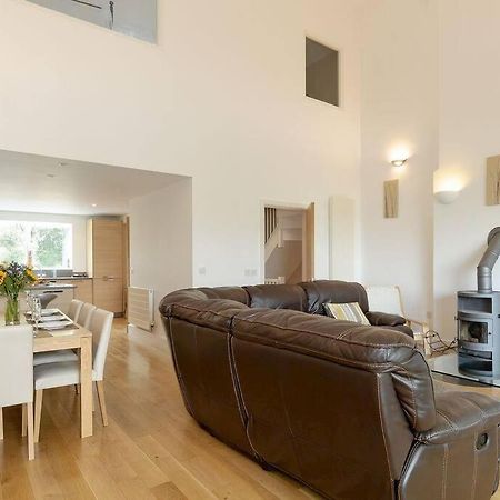 Cotswolds Lake Side Home With Luxury Spa Swallows Nest,Lower Mill Estate, Lakeside Home And Spa With A Harry Potter Cupboard Under The Stairs Somerford Keynes Exteriör bild