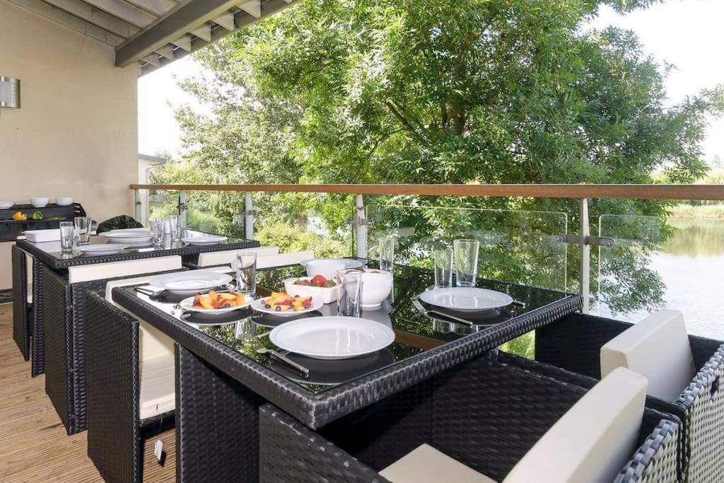 Cotswolds Lake Side Home With Luxury Spa Swallows Nest,Lower Mill Estate, Lakeside Home And Spa With A Harry Potter Cupboard Under The Stairs Somerford Keynes Exteriör bild