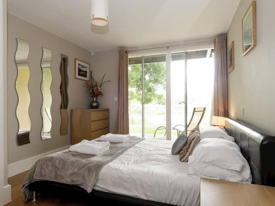 Cotswolds Lake Side Home With Luxury Spa Swallows Nest,Lower Mill Estate, Lakeside Home And Spa With A Harry Potter Cupboard Under The Stairs Somerford Keynes Exteriör bild