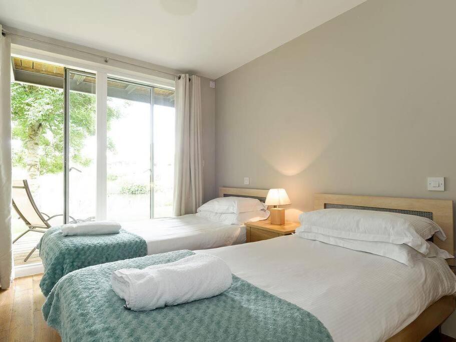 Cotswolds Lake Side Home With Luxury Spa Swallows Nest,Lower Mill Estate, Lakeside Home And Spa With A Harry Potter Cupboard Under The Stairs Somerford Keynes Exteriör bild