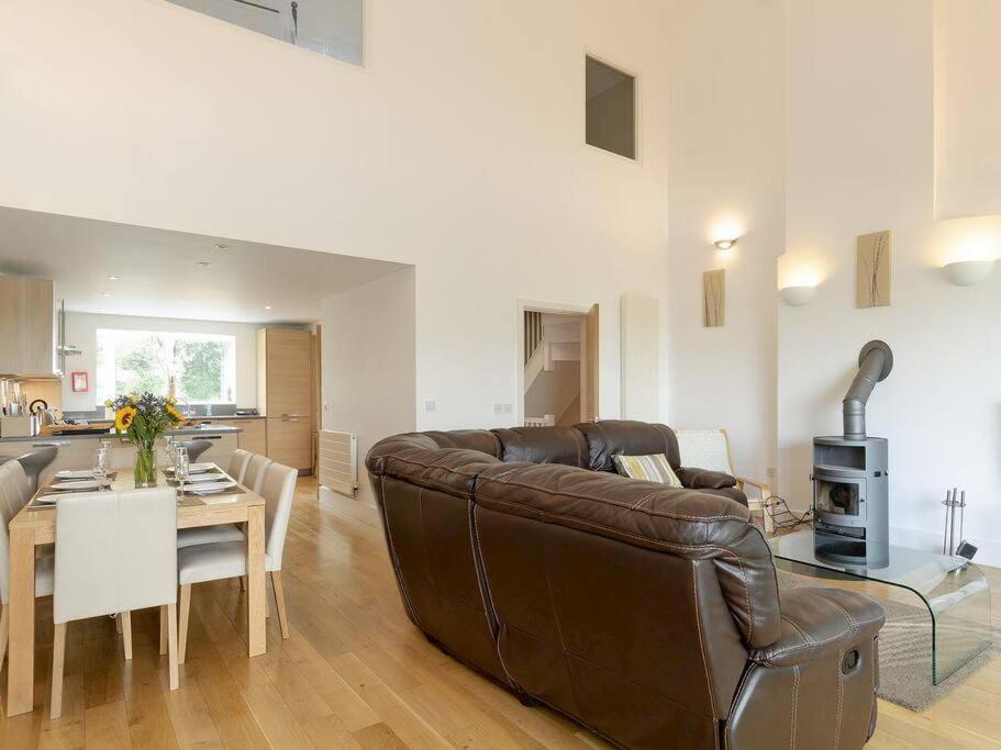 Cotswolds Lake Side Home With Luxury Spa Swallows Nest,Lower Mill Estate, Lakeside Home And Spa With A Harry Potter Cupboard Under The Stairs Somerford Keynes Exteriör bild