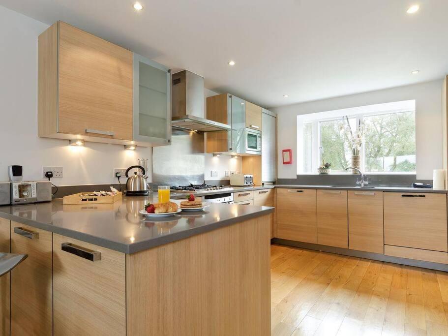 Cotswolds Lake Side Home With Luxury Spa Swallows Nest,Lower Mill Estate, Lakeside Home And Spa With A Harry Potter Cupboard Under The Stairs Somerford Keynes Exteriör bild