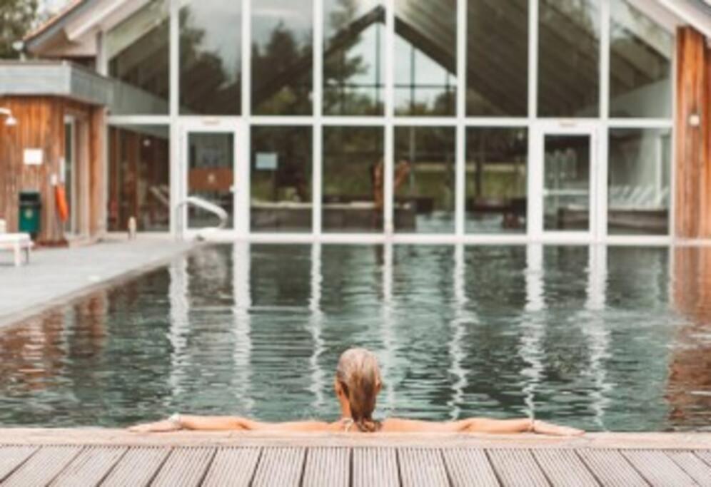 Cotswolds Lake Side Home With Luxury Spa Swallows Nest,Lower Mill Estate, Lakeside Home And Spa With A Harry Potter Cupboard Under The Stairs Somerford Keynes Exteriör bild